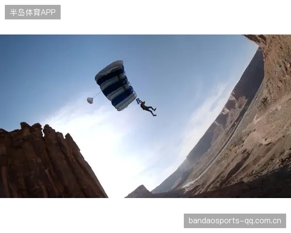 跳伞赛事引入无人机编队助力空中表演，效果震撼